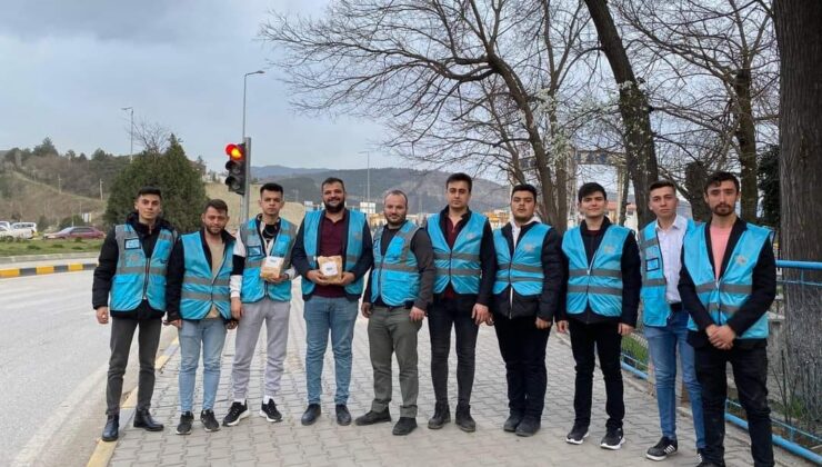 AK GENÇLİK TAKDİR TOPLUYOR