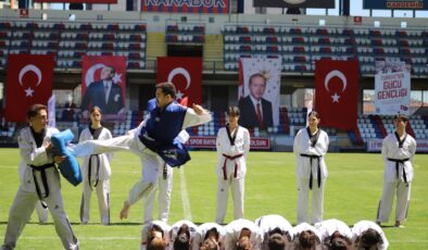 STADYUMDA 19 MAYIS COŞKUSU!