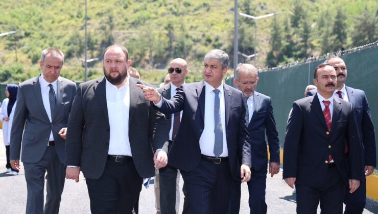 Vali Yavuz Hayvan Bakımevi ve Rehabilitasyon Merkezi’nde İncelemelerde Bulundu.