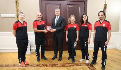 Vali Mustafa Yavuz Nilüfer Arama Kurtarma (NAK) Karabük Temsilciliğini Makamında Kabul Etti.