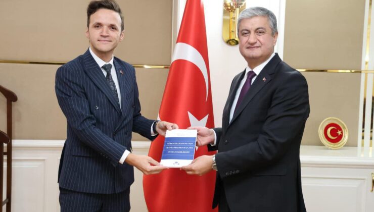 SAVCI YILMAZ, VALİ YAVUZ’U ZİYARET EDEREK, YENİ KİTABINI TAKTİM ETTİ