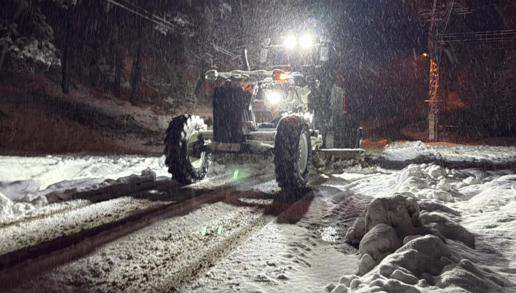 BAŞKAN ÇETİNKAYA; “NORMALİN ÜZERİNDE YAĞAN KAR YAĞIŞINA RAĞMEN ANA ARTERLER VE KRİTİK NOKTALARI AÇIK TUTUYORUZ…”