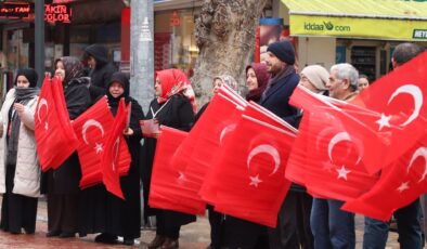 Yeniden Refah Partisi Karabük Merkez İlçe Başkanlığı tarafından düzenlenen bayrak dağıtım etkinliği gerçekleştirildi.