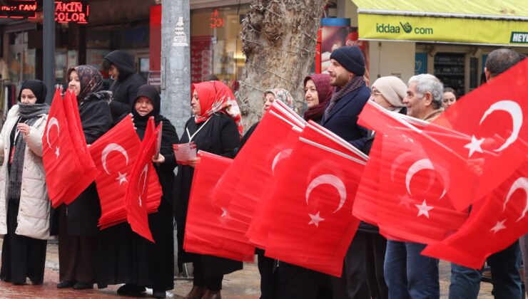 Yeniden Refah Partisi Karabük Merkez İlçe Başkanlığı tarafından düzenlenen bayrak dağıtım etkinliği gerçekleştirildi.