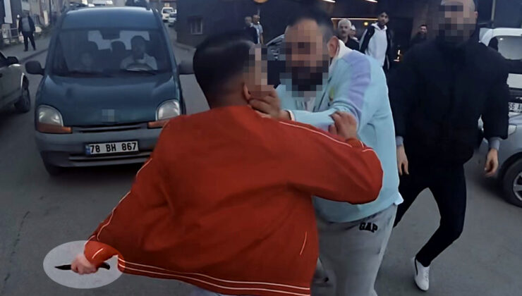 YOL VERME KAVGASINDA BIÇAK ÇEKEN ADAMI VATANDAŞLAR ENGELLEDİ