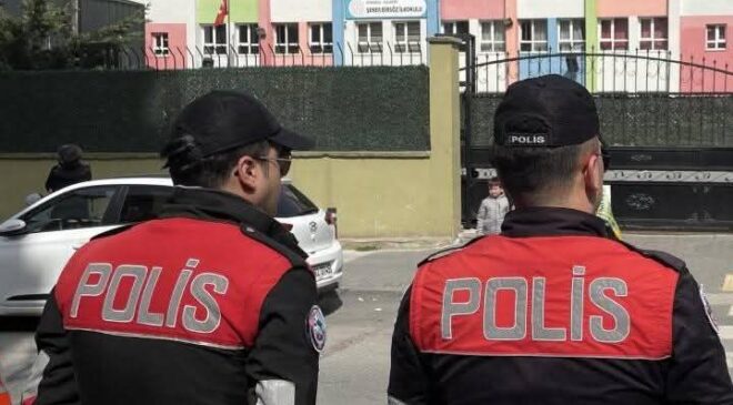 Türkiye genelinde tüm okulların önünde en az 2 polis görevlendirildi.