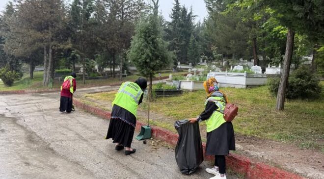 KARABÜK BELEDİYESİ BAYRAM ÖNCESİ MEZARLIKLARDA HUMMALI TEMİZLİK BAŞLATTI