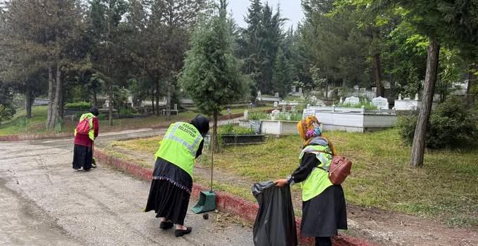 KARABÜK BELEDİYESİ BAYRAM ÖNCESİ MEZARLIKLARDA HUMMALI TEMİZLİK BAŞLATTI